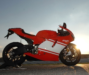 Ducati Desmosedici RR, Podnośnik