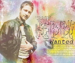 Gerard Butler, czarna kurtka