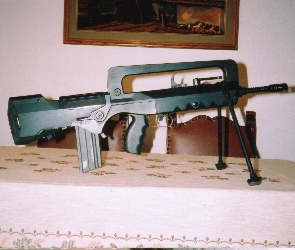 Famas, Stół