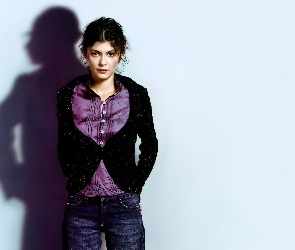 Audrey Tautou, jeansy, fioletowa koszula