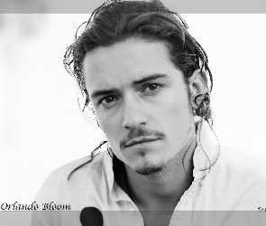 Orlando Bloom, biała koszula