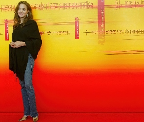 jeansy, złote buty, Angelina Jolie