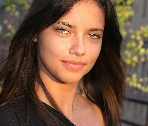 brązowe włosy, srebrny łańcuszek, Adriana Lima