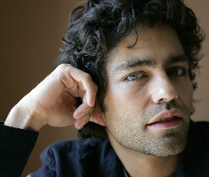 Zamyślony, Adrian Grenier