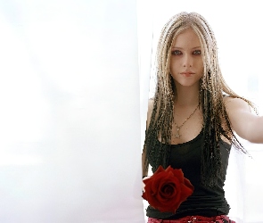 Avril Lavigne, Czerwona Róża