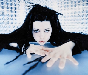 Amy Lee, czarna bluzka