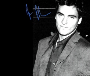 Joaquin Phoenix, szary strój