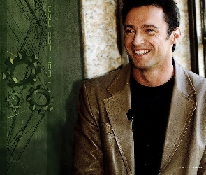 Hugh Jackman, czarna koszulka, uśmiech