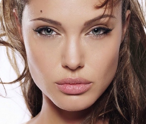 niebieskie oczy, różowe usta, Angelina Jolie