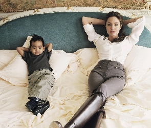 Angelina Jolie, Dziecko