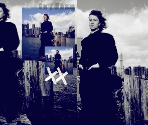Gary Oldman, czarny płaszcz