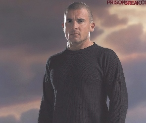 Dominic Purcell, czarna bluzka