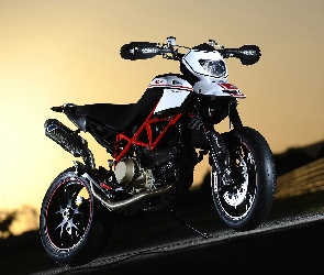 Ducati Hypermotard 1100 Evo, Handbary