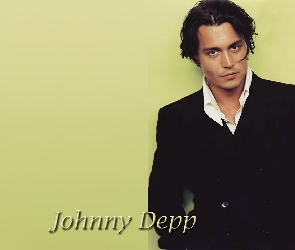 Johnny Depp, biała koszula, czarna marynarka