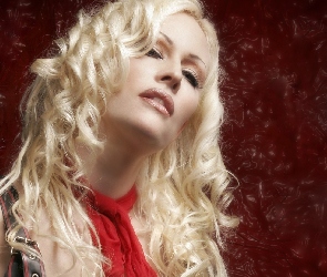 Genitorturers, Wokalistka, Urocza, Blondynka