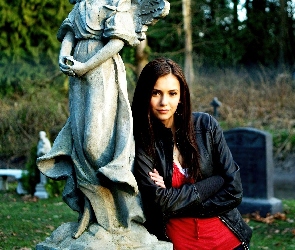 Nina Dobrev, Vampire Diaries, Pamiętniki wampirów