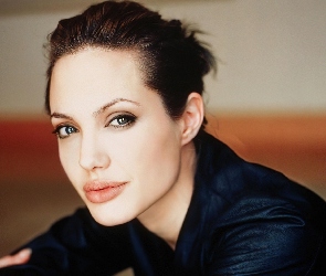 Angelina Jolie, czarna koszula