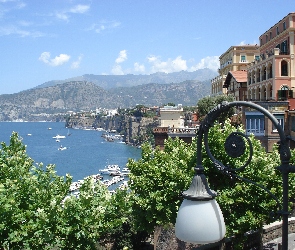 Woda, Domy, Włochy, Sorrento, Lampa, Drzewa
