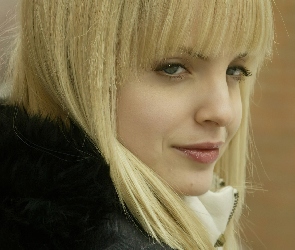 Mena Suvari, Blondynka