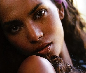 buzia, Halle Berry
