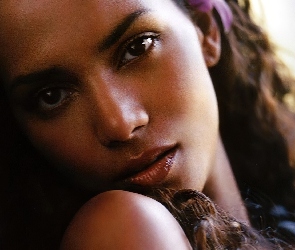 Halle Berry, buzia