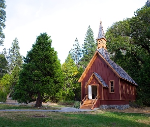 Drzewa, Kościółek Yosemite Valley Chapel, Stan Kalifornia, Stany Zjednoczone, Park Narodowy Yosemite, Drewniany