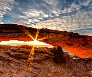 Łuk, Promienie słońca, Skały, Park Narodowy Canyonlands, Stan Utah, Mesa Arch, Stany Zjednoczone, Wschód