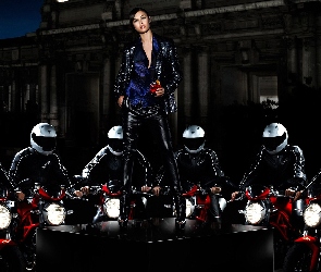 Olga Kurylenko, Motocykliści