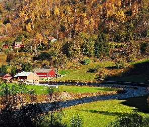 Jesień, Rzeczka, Zabudowania