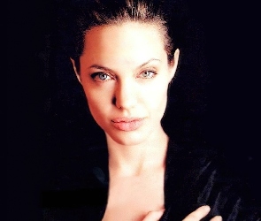 Angelina Jolie, czarny strój