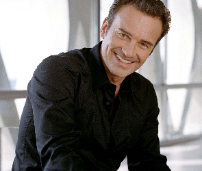 Uśmiechnięty, Julian McMahon