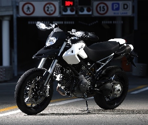 Ducati Hypermotard 1100, Opony, Łańcuch