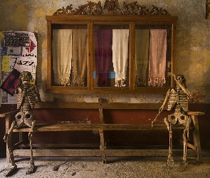 Kościotrupy, Dwa, Ławka, Gabloty