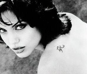 Angelina Jolie, tatuaż, krótkie włosy