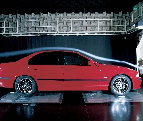 BMW 5, Tunel Aerodynamiczny, Czerwone