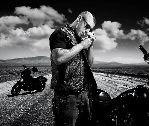 Theo Rossi, Droga, Motory, Aktor