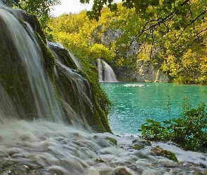 Jeziorko, Drzewa, Wodospad