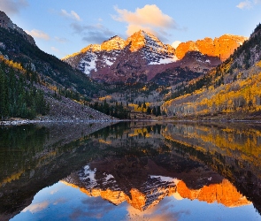 Jesień, Stan Kolorado, Drzewa, Stany Zjednoczone, Chmury, Odbicie, Góry Skaliste, Szczyty Maroon Bells, Jezioro Maroon Lake