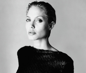 Angelina Jolie, czarna bluzka