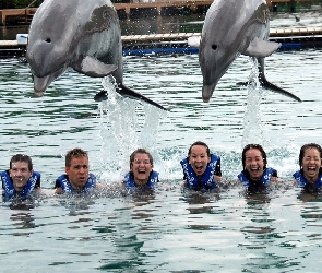 Opiekunowie, Śmiech, Delfiny