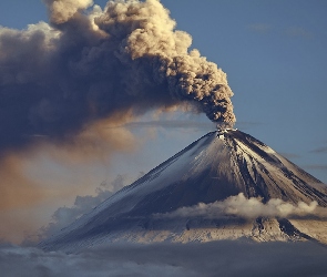 Dym, Erupcja, Wulkan