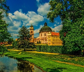 Drzewa, Chmury, Niebo, Rzeka, Pałac