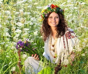 Brunetka, Trawa, Kwiaty, Łąka, Uśmiechnięta