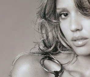 Jessica Alba, Usta, Portret