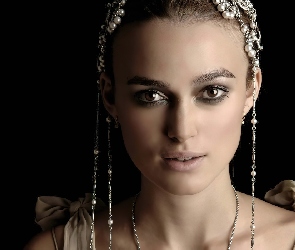 Keira Knightley, Wisiorek, Koraliki