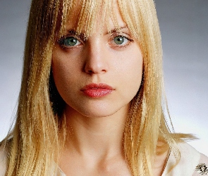 Mena Suvari, Oczy, Zielone