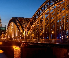 Woda, Wieże, Most