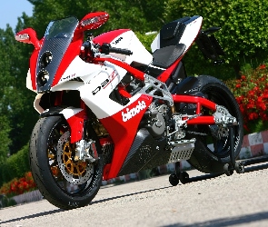 czerwono-biały, Motor