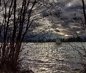 Chmury, Żaglówka, Drzewa, Jezioro
