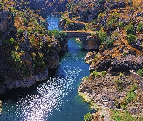Most, Rzeka, Góry